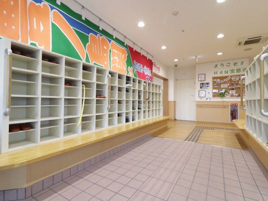 玄関ロビーの整然とした風景