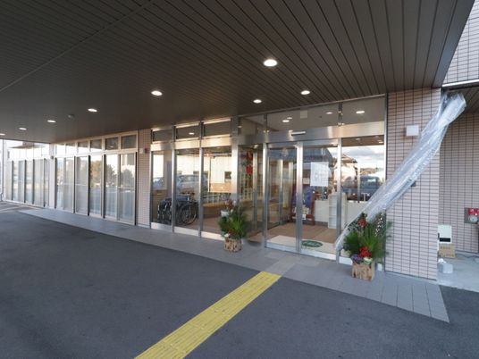 広々とした入り口外観