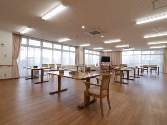 広々とした明るい食堂