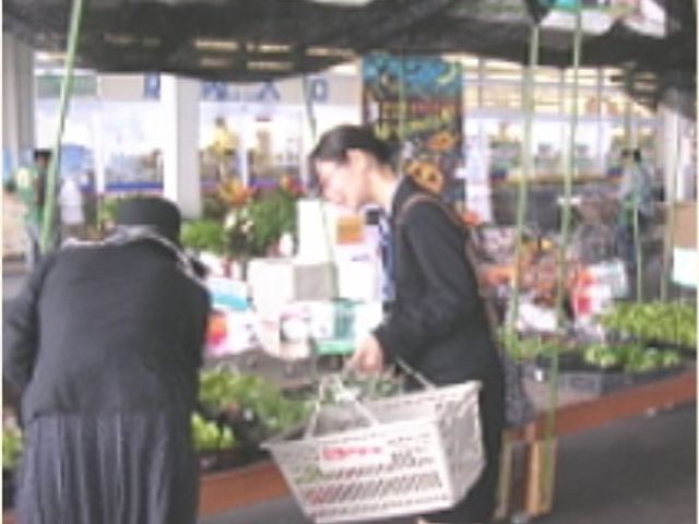 買い物をする人々 買い物 利用者と共に日々の生活を支える姿が感じられる場所で、笑顔で明るい対応を心がけるスタッフがいます。