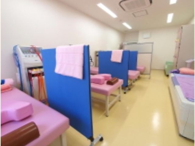 機能訓練室の整理整頓 接骨院 整えられた環境の中で、リハビリテーションに励むことができる機能訓練室です。清潔感があり、落ち着いた雰囲気の中で作業に集中できる設計となっています。