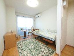 明るい個室の居室