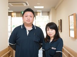 スタッフ二人廊下に立つ