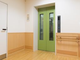 清潔なエレベーター前の様子