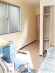 明るい居室の様子
