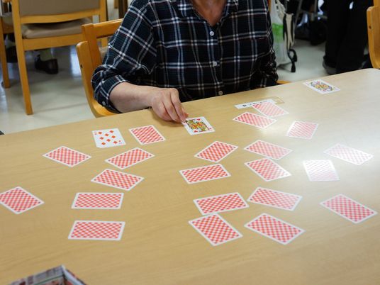カード遊びをする人物の手