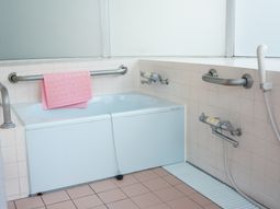 バリアフリーな浴室施設