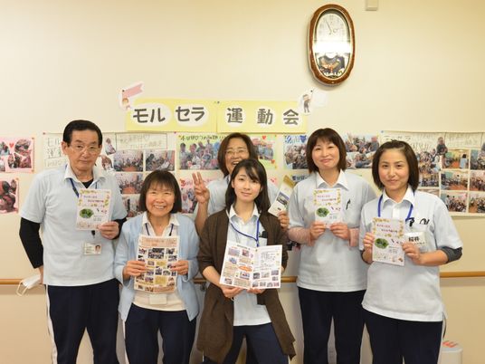 元気なスタッフ集合写真