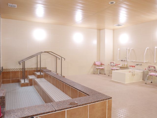 快適な設備の浴室 浴室 広々とした清潔感のある浴室です。手すりや椅子も完備され、安心してご使用いただけます。