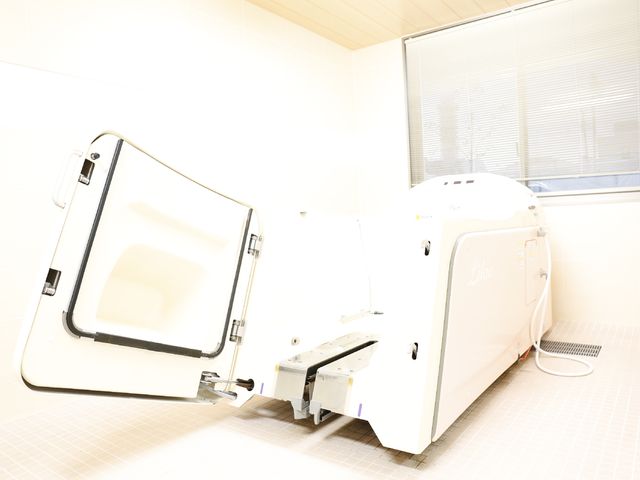 機械浴槽のある浴室 機械浴 快適な入浴を支援する機械式浴槽が設置されており、安全に配慮した設計です。