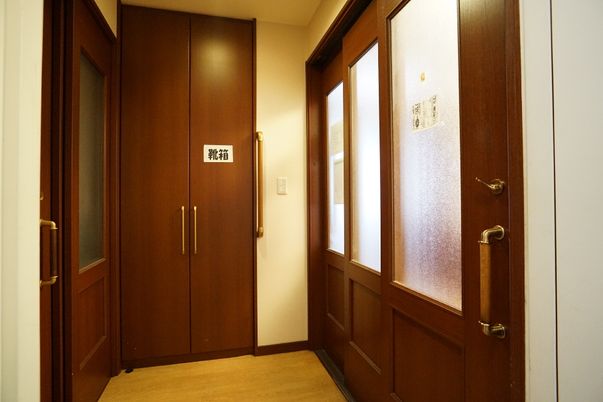 清潔な廊下の扉