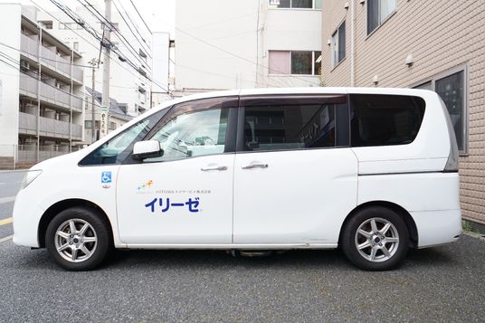 施設のロゴ付き車両