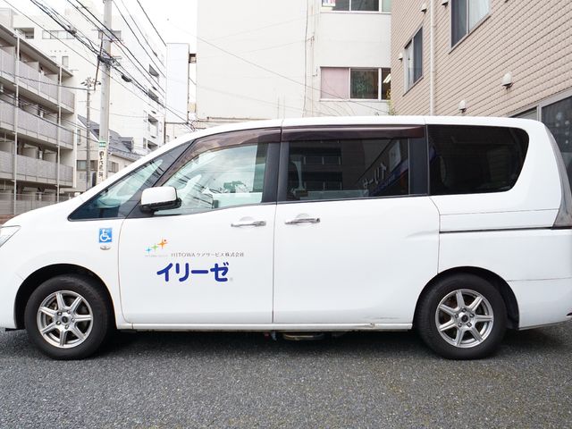 施設のロゴ付き車両 外観 施設を象徴する清潔感のあふれる白い送迎車です。ご利用者の快適な移動をサポートしています。