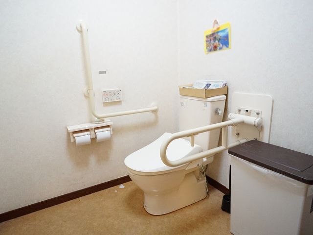 バリアフリー対応トイレ トイレ 手すり付きのトイレで、安全かつ自立した生活をサポートしています。利用者の快適さを考えた設備が整っております。