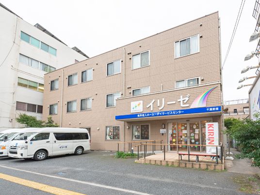 茶色の建物のエントランス