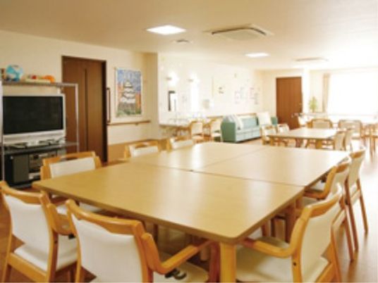 広々とした明るい食堂