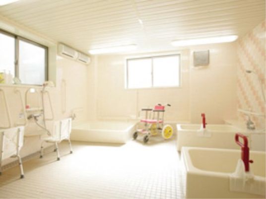 明るいバリアフリー浴室