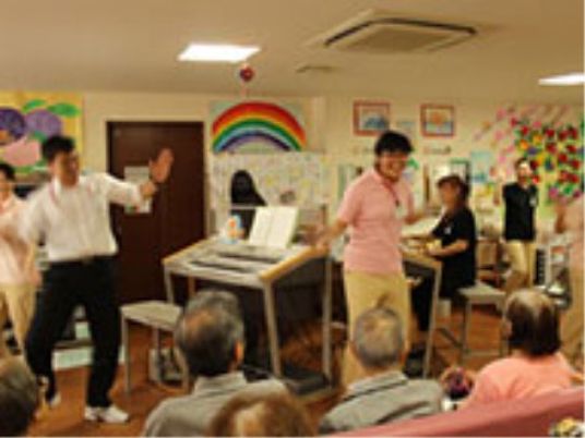 レクリエーション実施中の多目的室