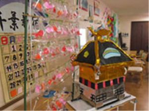 手作り祭り飾りの廊下