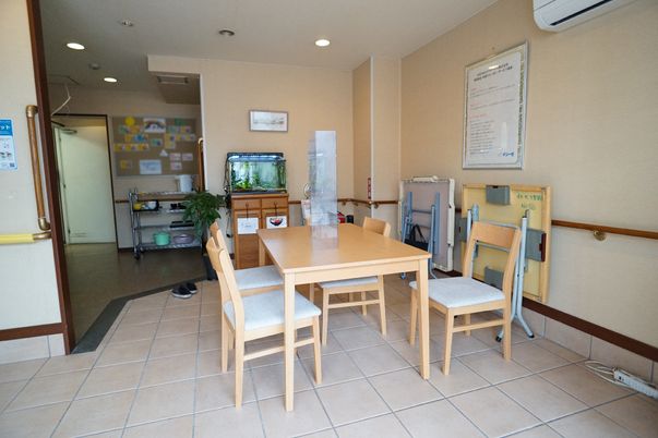 居室のテーブルとイス