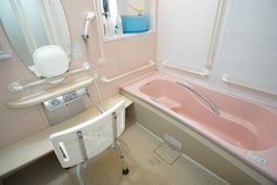 バリアフリー設計の浴室
