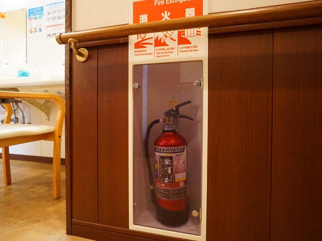 消火器の設置された廊下 消火器 安全対策がしっかりと行われた通路です。万一の事態にも素早く対応できるよう、手の届く場所に消火器を配置しています。