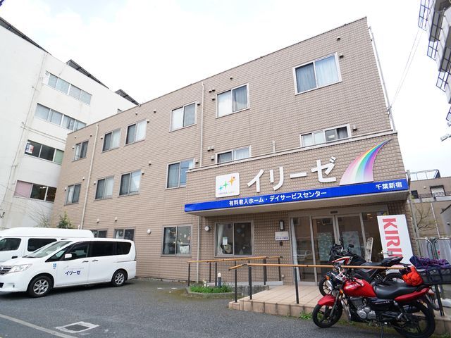 多機能の建物外観 外観 清潔感のあふれる外観を有する建物で、ご高齢の方への配慮が感じられる設計です。利便性を備えた立地で、地域社会に溶け込む環境を提供しています。