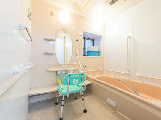 バリアフリーな浴室設備