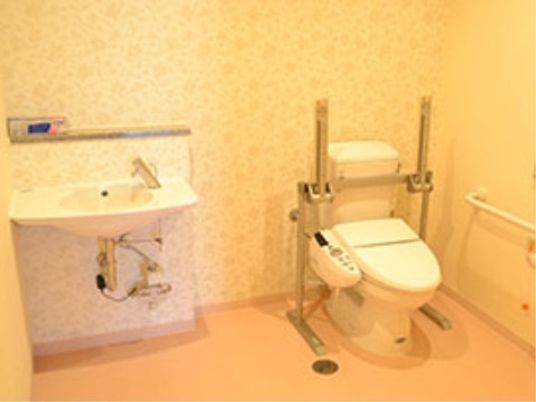 バリアフリー設計のトイレ