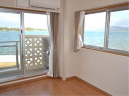 海を望む明るい部屋