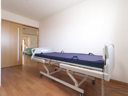 居室のベッドと開放的な空間