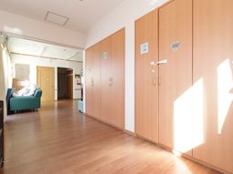 明るい廊下と居室