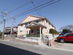 明るい日差しの居室外観