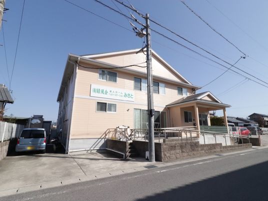 ゆったりとした外観の建物