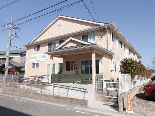 ベージュの建物外観 外観 ゆったりとしたエントランスが迎えるベージュ色の外観。地域に馴染む暖かなデザインで、仕事に対する意欲も高まります。