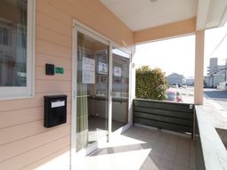 明るい入り口周辺の様子