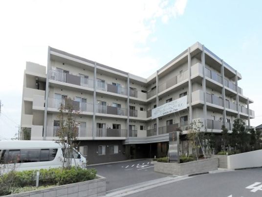 明るい外観の施設全景