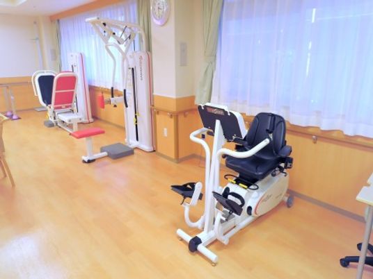 明るい運動設備の部屋