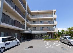 明るい建物のエントランス