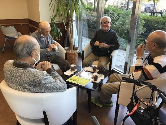 和やかな会話のラウンジ