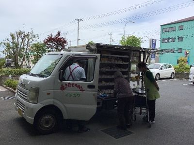 移動販売車と利用者