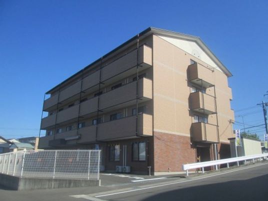 茶色の建物の外観