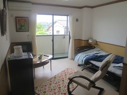 居室の窓とベッド