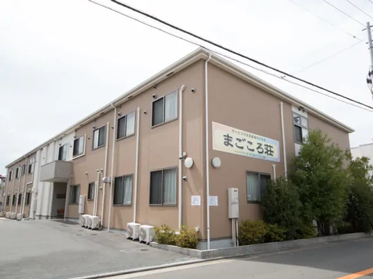 スタッフ募集中の外観
