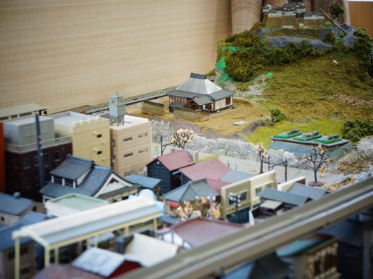 模型町並みと自然風景