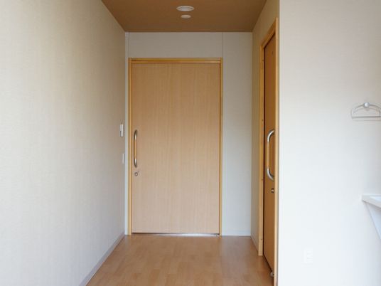 明るい居室のドア