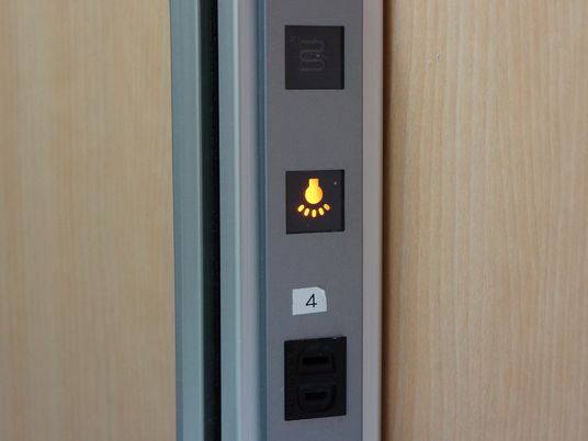 エレベーターの階表示パネル