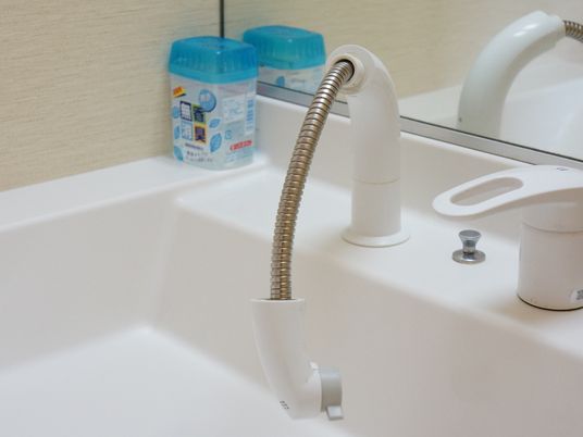 白い洗面台と設備