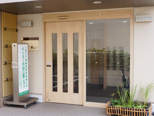 明るい施設のエントランス