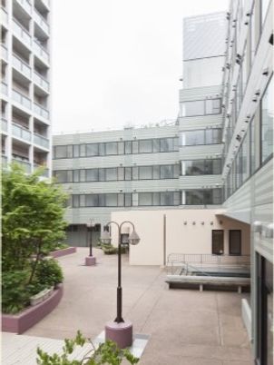 都市型施設の中庭風景